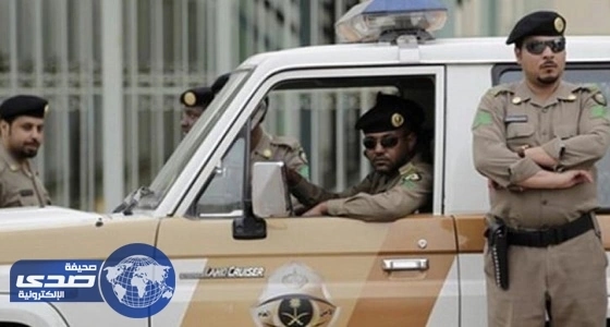 مواطنان يروجان المسكرات والمخدرات بـ«مزايين الإبل»