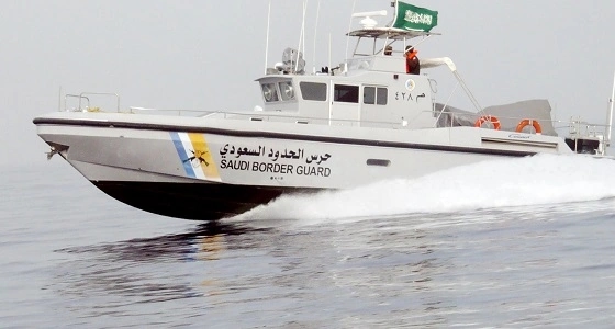 بالصور.. دوريات حرس الحدود تخلي راكبًا هنديًّا من سفينة بنمية بالبحر الأحمر