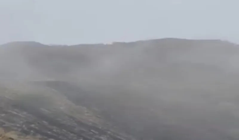 شاهد.. جبال جازان تعانق الضباب 