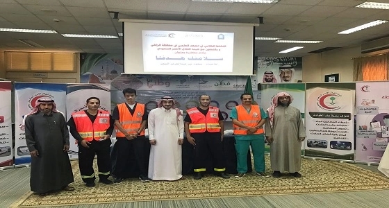صور مروعة لدودة تخرج من عين سيدة