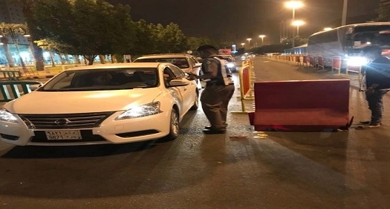بالصور.. الدفاع المدني بمكة يباشر حريقا بمستوع في ملكان