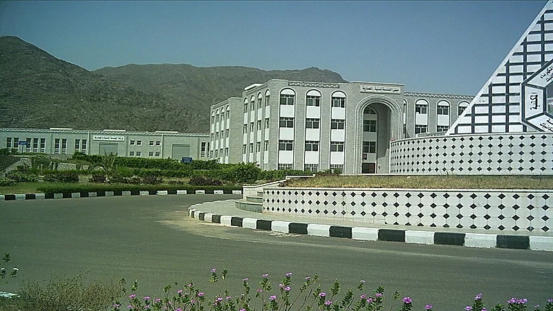قائد عسكري يقتحم جامعة بالسلاح لعدم قبول أحد أقربائه بكلية الطب