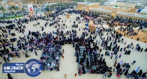 بالصور .. شارع الفن..  محطة التقاء صغار وكبار الفنانين والمحبين