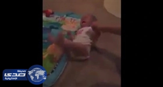 بالفيديو.. بكاء هستيري لرضيع أخذت والدته الهاتف منه
