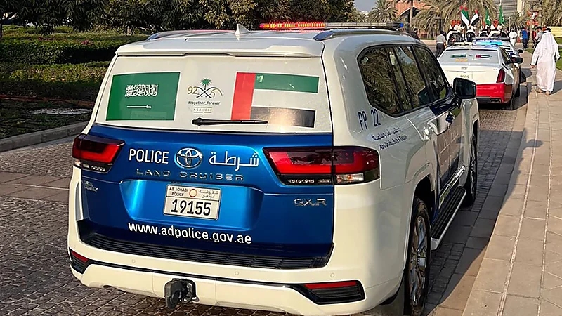 دوريات شرطة أبوظبي تتزين بشعار "معاً أبداً" احتفاءً باليوم الوطني