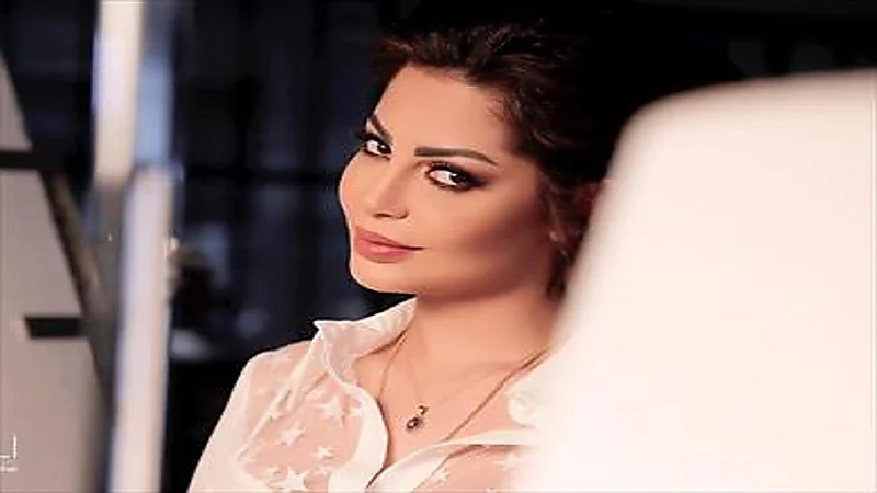 بالصور.. احتراق سيارة فنانة مصرية إثر تعرضها لحادث