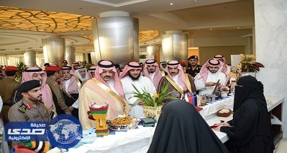بالفيديو.. أمير حائل يشتري بضائع من الأسر المنتجة