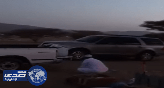 بالفيديو.. مواطنون يتنزهون بالقرب من موقع قتال بنجران