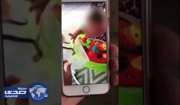بالفيديو.. أم تٌلقن ابنتها درساً بترك ثعباناً يلدغها
