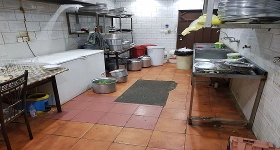 بلدية خميس مشيط تضبط مطعم يخزن علب " بول "