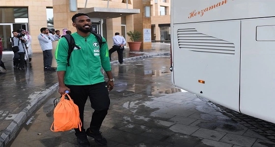 بالصور.. بعثة الأخضر تغادر إلى ماربيا