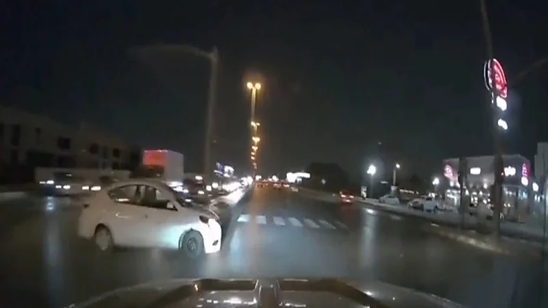 بالفيديو.. مركبة تصطدم بأخرى بقوة بعد قطعها إشارة مرورية بالرياض