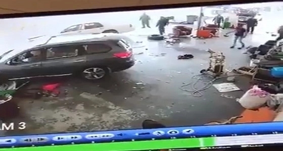 بالفيديو.. مركبة طائشة تقتحم محطة تغيير زيوت وتطيح بشخص