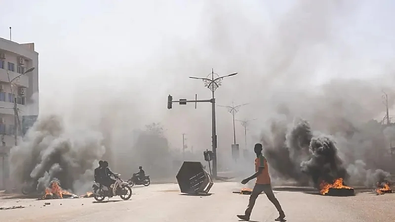 توتر غير مسبوق ببوركينا فاسو..وأنباء عن إحتحاز الرئيس في إحدى ثكنات الجيش
