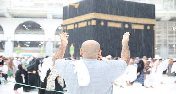 بالصور.. لحظة هطول الأمطار على الكعبة المشرفة