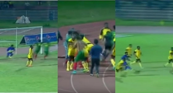 بالفيديو.. حكم كاد أن يموت من " الضرب " بعد احتسابه لهدف مثير