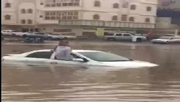 مقيم فلبيني يروي تفاصيل إنقاذه لـ " مسن سعودي " بعد احتجازه من مياه الأمطار في جدة
