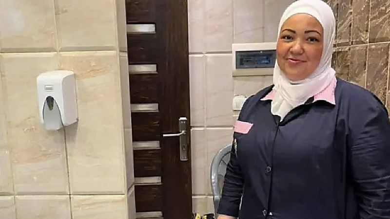 عاملة نظافة تعثر على شيك بمليون جنيه وترده لأصحابه