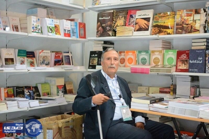بائع تونسي بكرسي متحرك وعكاز يشارك في معرض كتاب الرياض وفاءا للمملكة