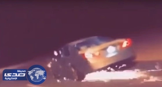 بالفيديو.. خادم الحرمين الشريفين يؤدي العرضة مع إخوانه