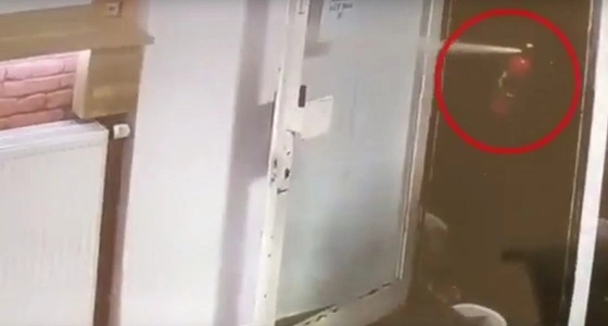 بالفيديو.. نجاة سيدة وعامل من الموت كادت تدهسهم سيارة
