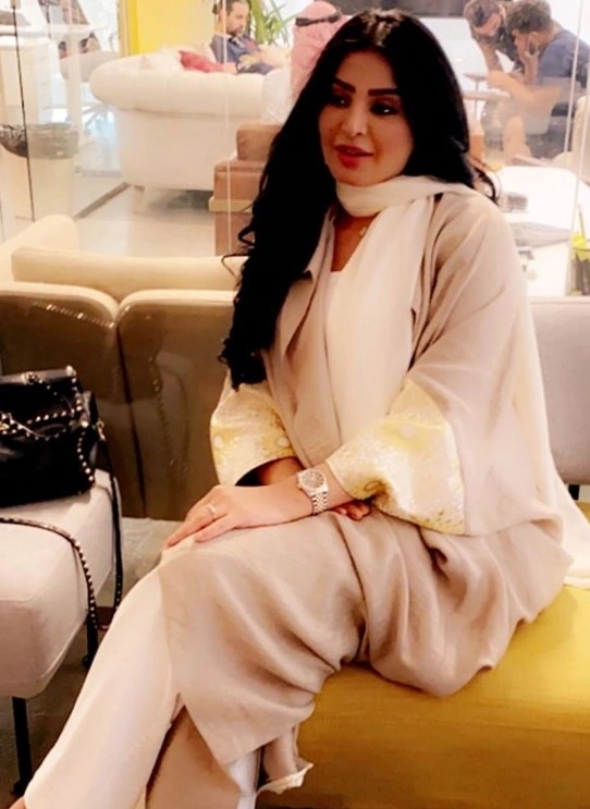بالفيديو.. " قاھر المستحیل الخليجي " يهدي والدته أغنية من مستشفى في ألمانيا