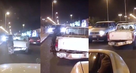بالفيديو.. مسنة تعيق حركة السير في القاعد لشراء البرسيم