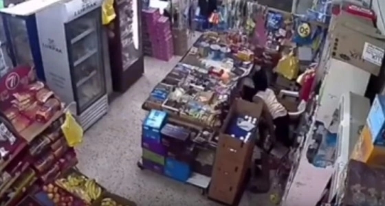 بالفيديو.. 3 لصوص يسرقون صندوق نقود محل " بقالة " بالمدينة