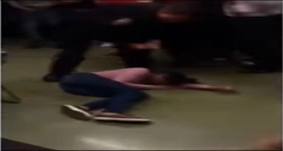 بالفيديو.. رجل شرطة أمريكي يعتدي بوحشية على طالبة "سوداء"