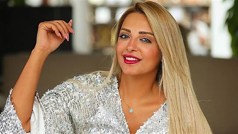 مي حلمي تتجاهل الانتقادات وقرار إيقافها برحلة لـ"دبي"