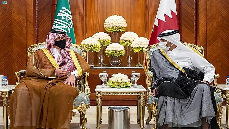 الأمير عبدالعزيز بن سعود يصل إلى قطر في زيارة رسمية
