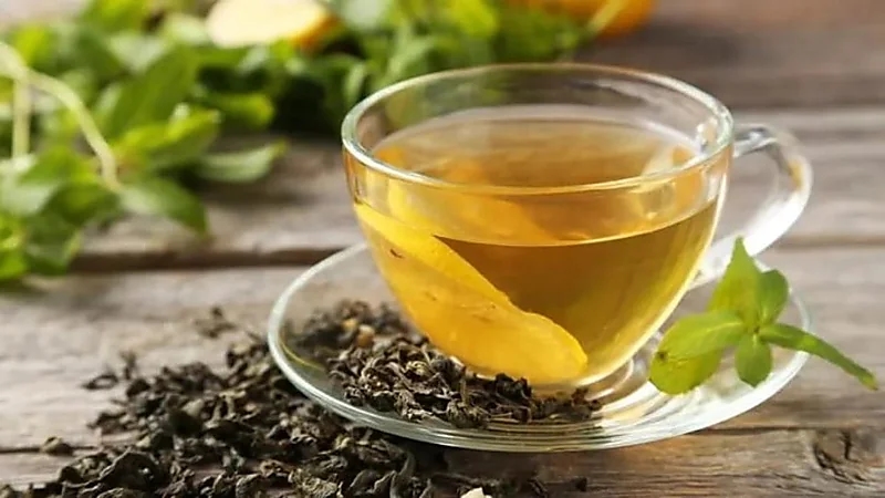 هل الشاي الأخضر يحرق دهون الجسم؟.. استشاري يجيب 