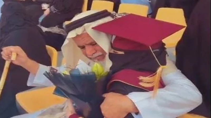 حضن مسن فرحة بتخرج ابنته يشعل التواصل.. فيديو