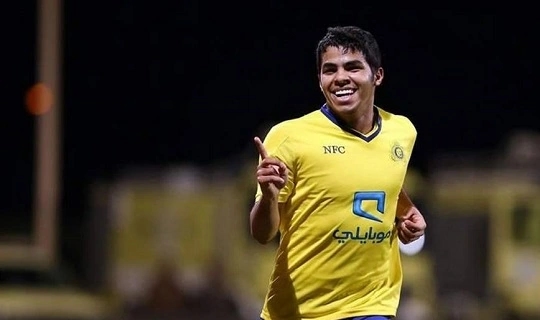 الأهلي يطارد الهلال بمواجهة الرائد.. والـ " عسيري " يعود