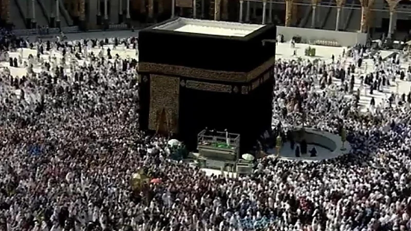 بالفيديو.. حشود غفيرة من المعتمرين في صحن الطواف
