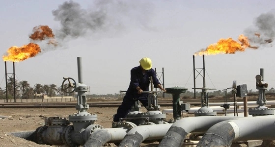 النفط يهبط من أعلى مستوياته في 3 سنوات