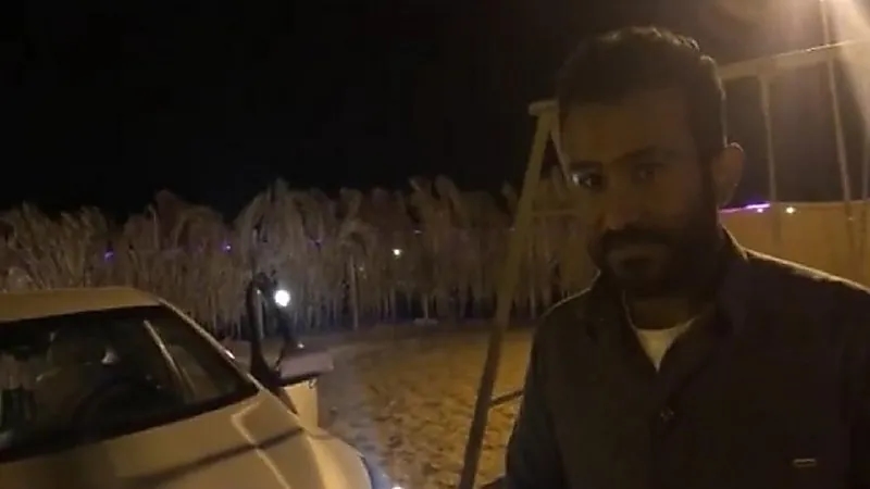 " إنجاد " ينقذ مسنًا علقت سيارته في كثبان ثمامة الرياض