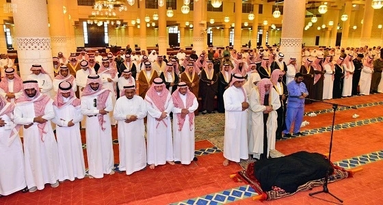 بالصور.. أمير الرياض يؤدي صلاة الميت على والدة الأمير فيصل بن فهد بن محمد بن عبدالعزيز