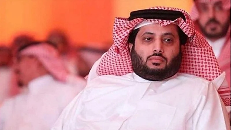 تركي آل الشيخ يعلن معاناته من مشكلة عدم شرب الماء ومتابعوه يعرضون عليه حلول