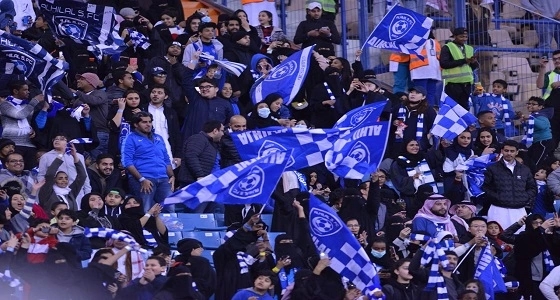 بالفيديو.. وجود مشجعات الهلال والاتحاد يشعل المدرجات