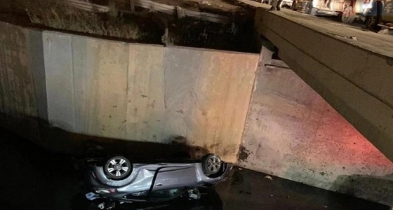 سقوط مركبة في مجرى السيل بجدة