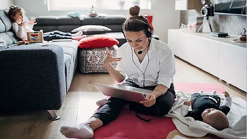 سبب شعور الأمهات العاملات بالذنب أكثر من الآباء