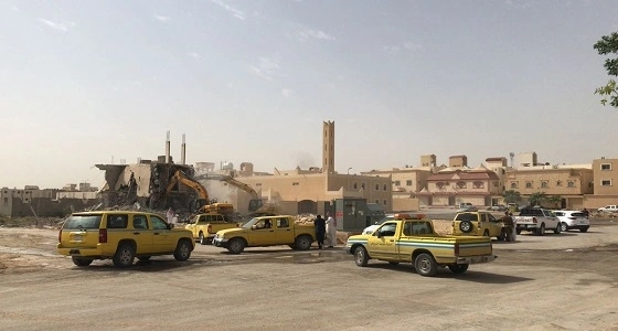 بالصور.. إزالة مبنى مخالف بـ " عرقة " .. و تنبيه بشأن عمال النظافة في الرياض