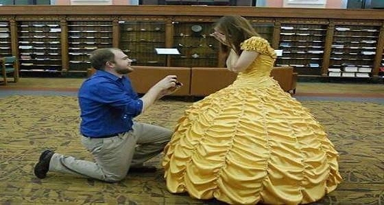بالفيديووالصور.. شاب يطلب يد حبيبته على طريقة ديزني