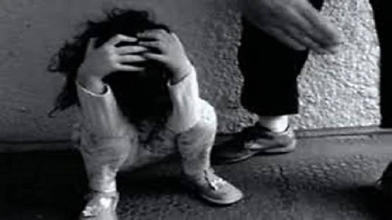 رجل يعتدي على ابنته بالضرب حتى الموت