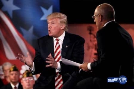 بالفيديو.. الرئيس الأمريكي يتعرض لموقف محرج أثناء محاولته مساعدة جندي في إرتداء قبعته