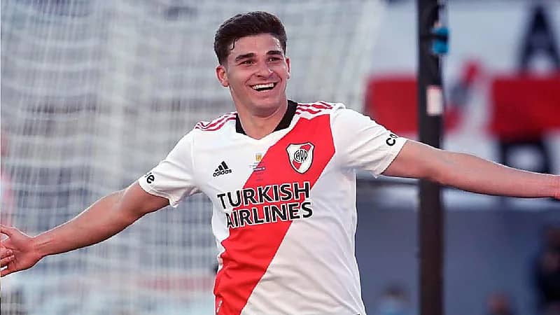 شاهد.. إخماد حريق اندلع في أحد المصانع بالدمام 