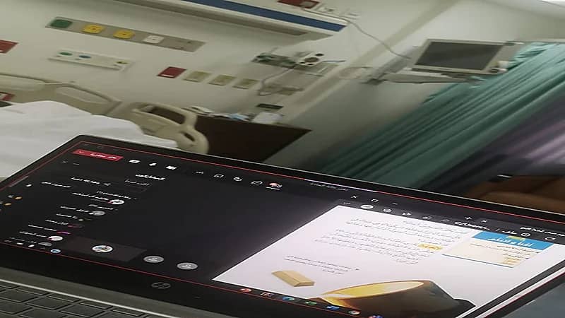 بالفيديو .. موقف مؤثر لمعلمة قدمت دروسها بجوار ابنتها المريضة في الرياض