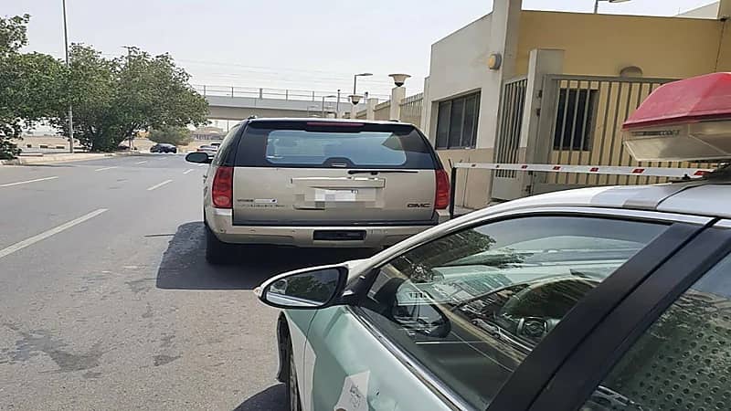 ضبط قائد سيارة يسير بسرعة جنونية بين المركبات على طريق سريع بمكة