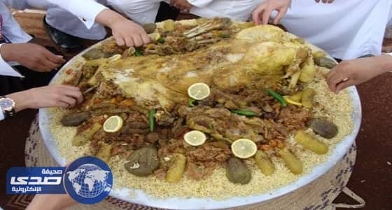 استشاري جراحة يحذر من تقطيع اللحم للأخرين أثناء الأكل